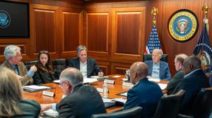 US-Präsident Biden bei Treffen mit seinem Krisenstab | US-Präsident Biden bei Treffen mit seinem Krisenstab