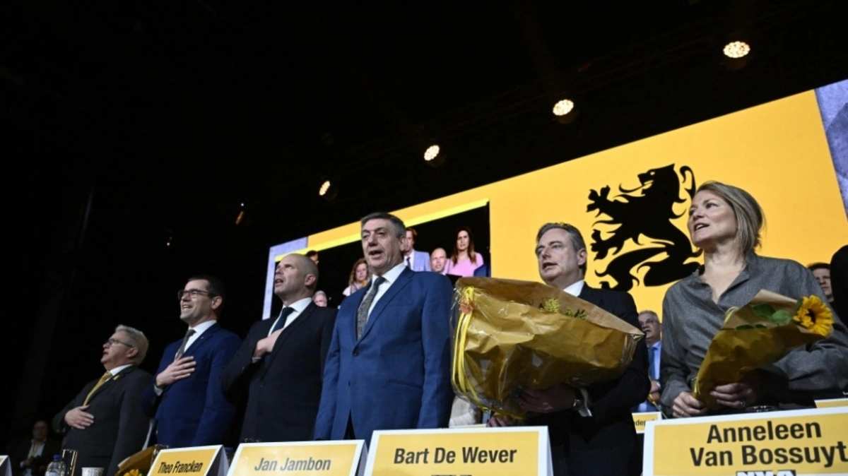 Premier De Wever mit Ministerin Van Bossuyt bei einem Parteitag | Premier De Wever mit Ministerin Van Bossuyt bei einem Parteitag