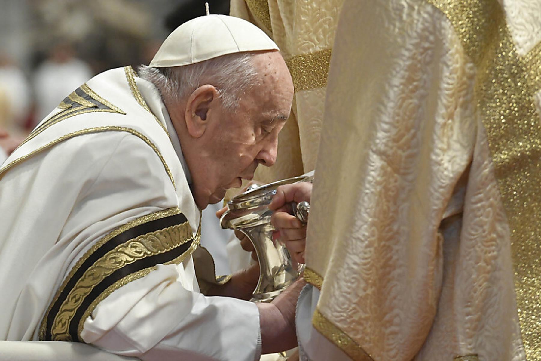 Vatikanstadt: Papst Franziskus feiert Kreuzweg am Kolosseum in Rom