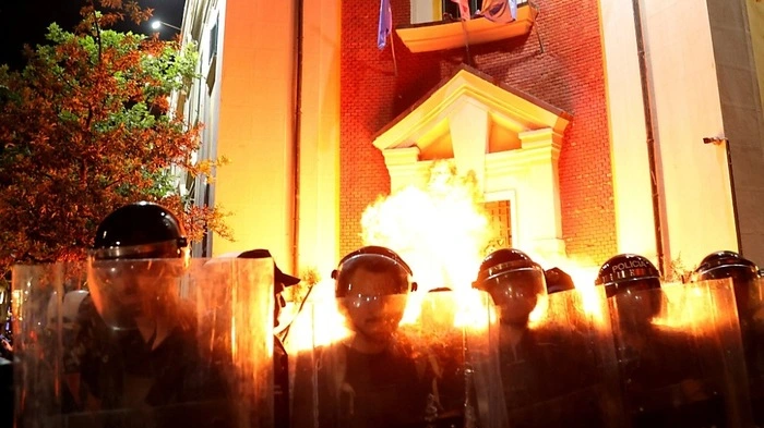 Molotowcocktails wurden gegen Behörden geworfen | Molotowcocktails wurden gegen Behörden geworfen