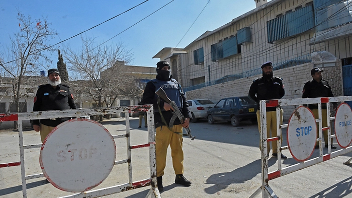 Polizisten bewachen ein Büro der Wahlkommission in Quetta | Polizisten bewachen ein Büro der Wahlkommission in Quetta