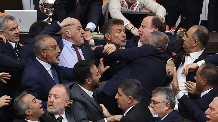 Schlägerei im türkischen Parlament | Schlägerei im türkischen Parlament