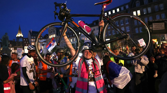 Serbische Protestradler nach 13 Tagen und 1.400 Kilometern am Ziel | Serbische Protestradler nach 13 Tagen und 1.400 Kilometern am Ziel