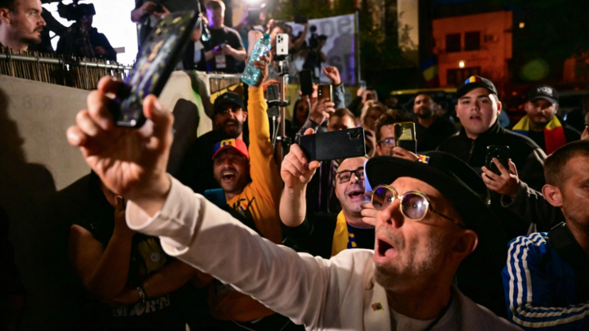 Anhänger des Ultranationalisten Simion feiern in Rumänien | Anhänger des Ultranationalisten Simion feiern in Rumänien