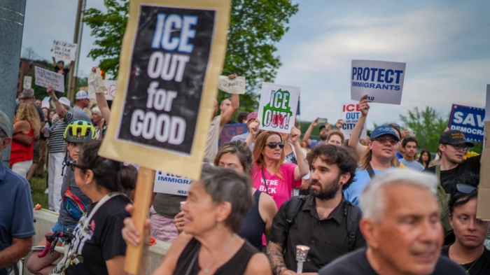 Das brutale Vorgehen der ICE-Behörde macht viele Amerikaner wütend | Das brutale Vorgehen der ICE-Behörde macht viele Amerikaner wütend