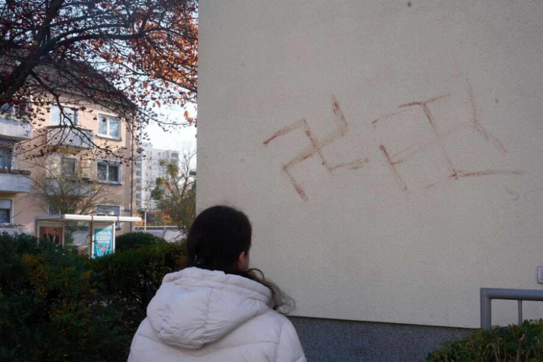 Hanau: Blutige Hakenkreuze in Hanau