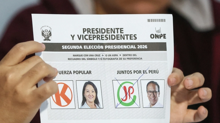 Kopf-an-Kopf-Rennen zwischen Fujimori (li) und Sánchez | Kopf-an-Kopf-Rennen zwischen Fujimori (li) und Sánchez