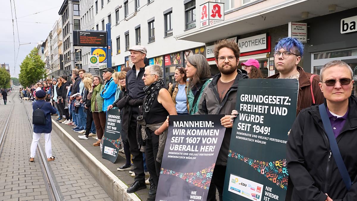  Mahnwache nach Messerangriff in Mannheim