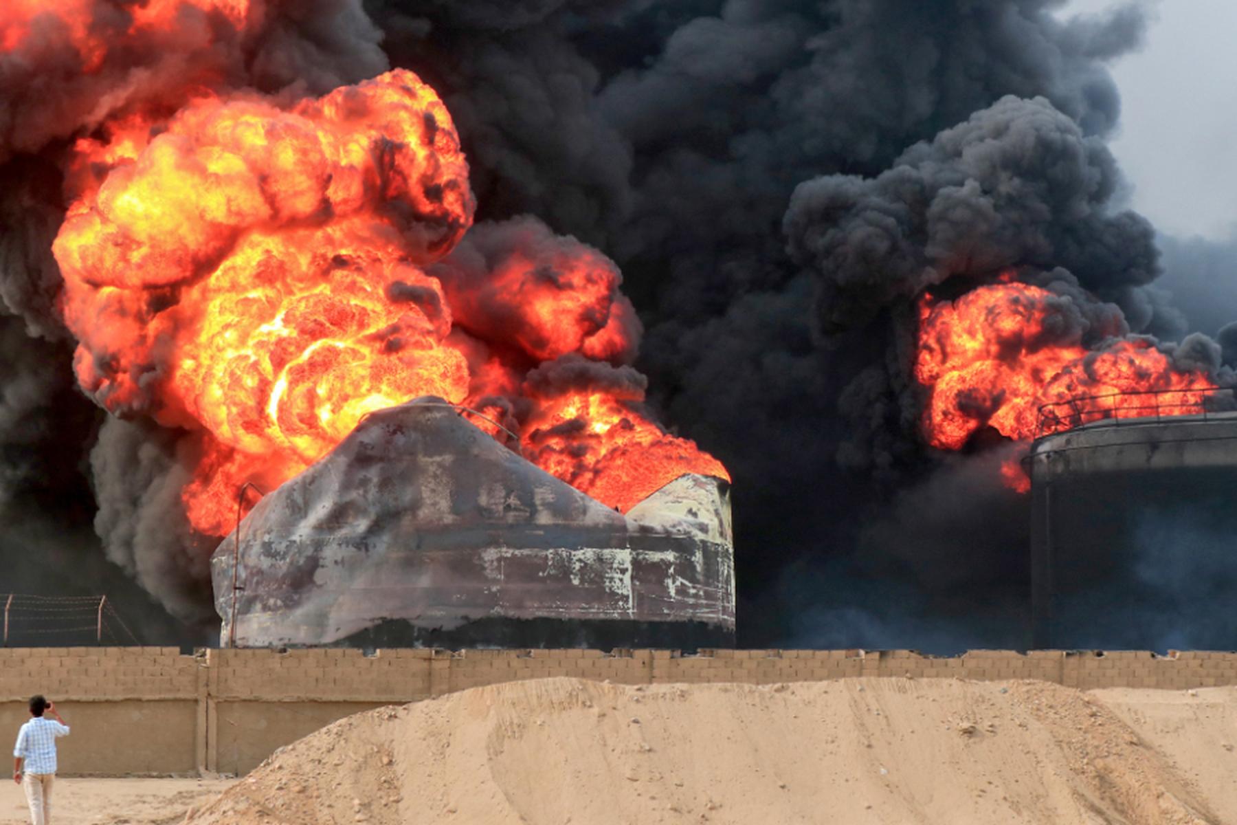 Hodeidah: Hafen von Hodeidah im Jemen immer noch in Flammen