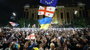 Zahlreiche Demonstranten versammelten sich vor dem Parlament in Tiflis | Zahlreiche Demonstranten versammelten sich vor dem Parlament in Tiflis