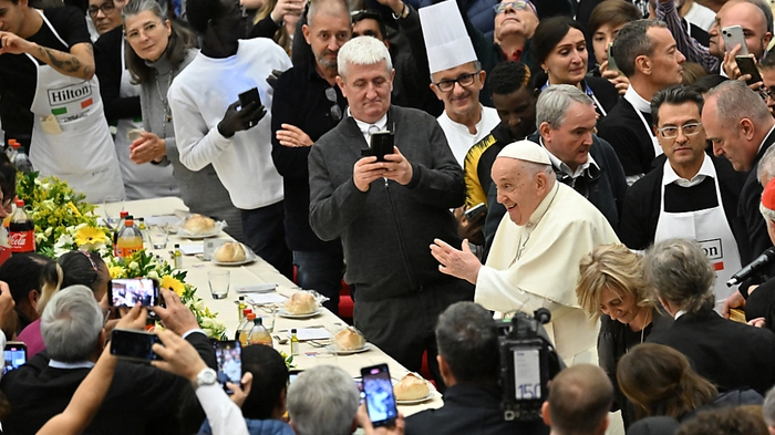 Nach der Messe speiste der Papst mit 1.200 Bedürftigen im Vatikan | Nach der Messe speiste der Papst mit 1.200 Bedürftigen im Vatikan