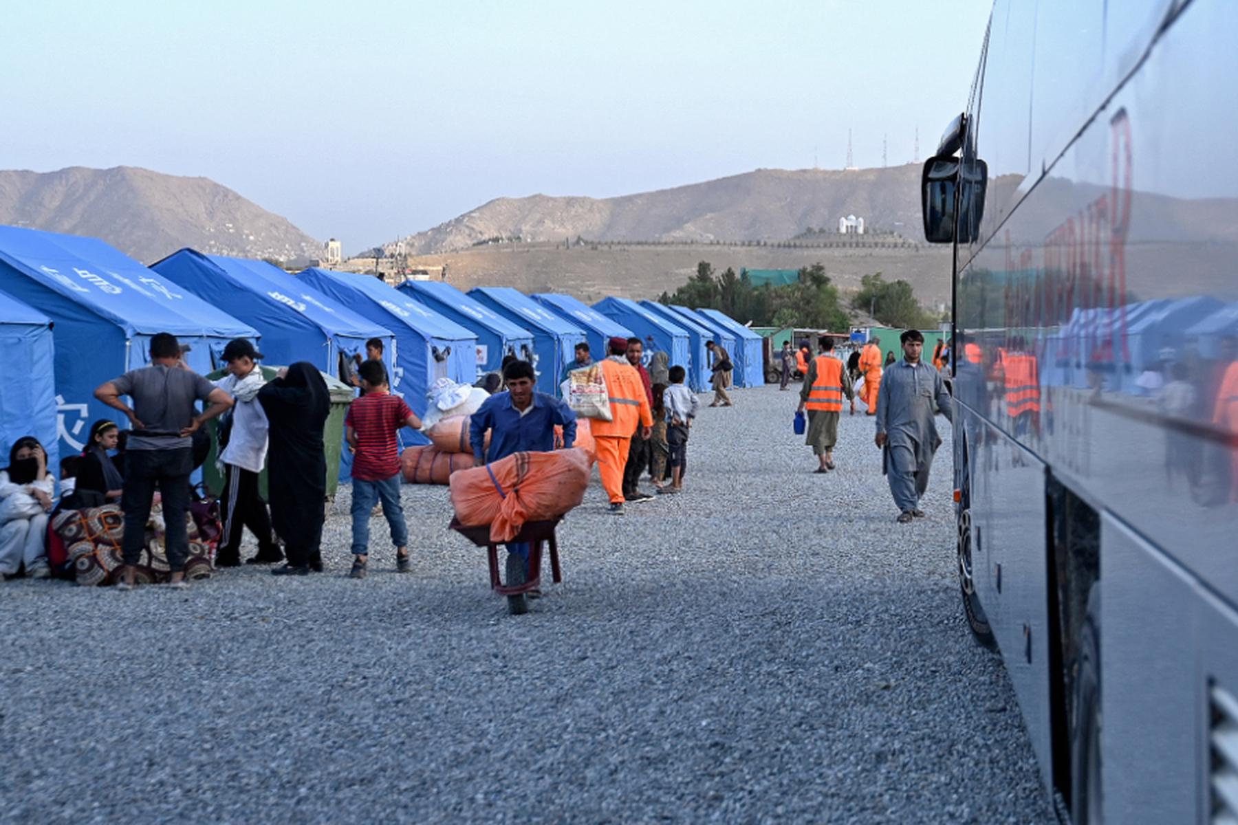 Inflacija v evroobmočju dosegla ciljno mejo, v Avstriji pa ostala visoka, medtem ko se je število prošenj za azil v EU znova zmanjšalo