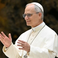 Papst Leo XIV. streckt Arm Richtung anderer Religionen aus