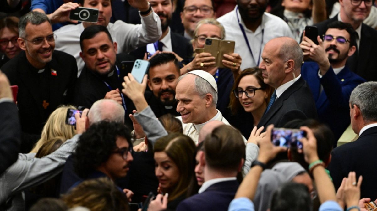 Leo XIV., von Journalisten umringt | Leo XIV., von Journalisten umringt