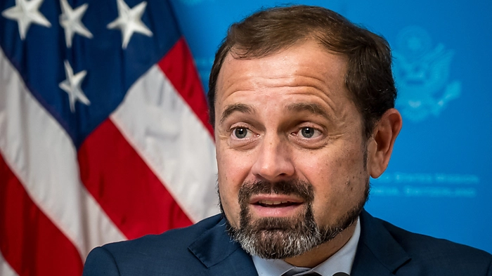 Tom Perriello greift auch zum Telefon | Tom Perriello greift auch zum Telefon