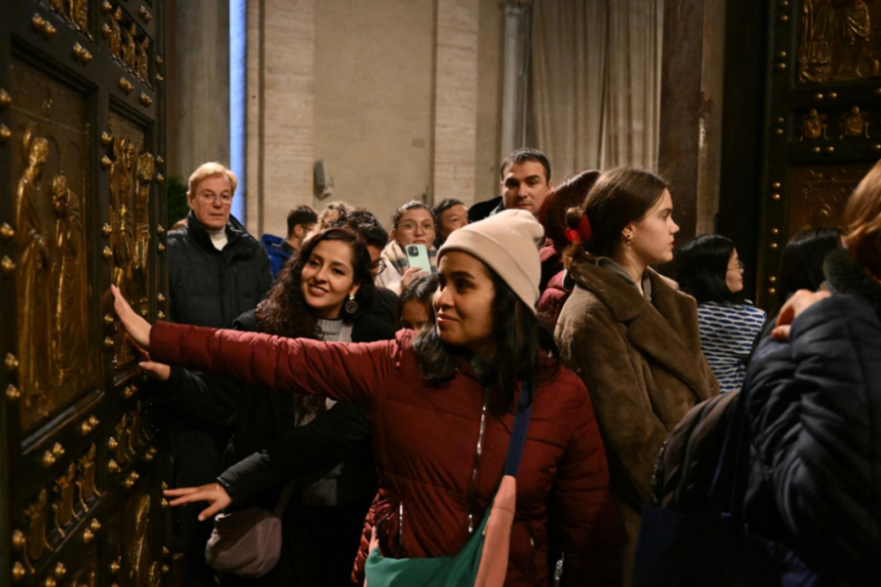 Vatikanstadt: Papst schließt Heilige Pforte am Petersdom: Festjahr endet