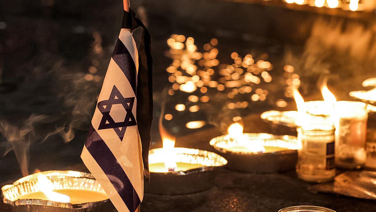 Kerzen mit Israel-Fahne  | Wann werden im Nahen Osten die Waffen schweigen? 