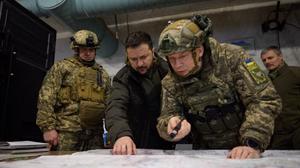 Selenskyj mit seinem neuen Top-Militär Syrskyj (rechts)
