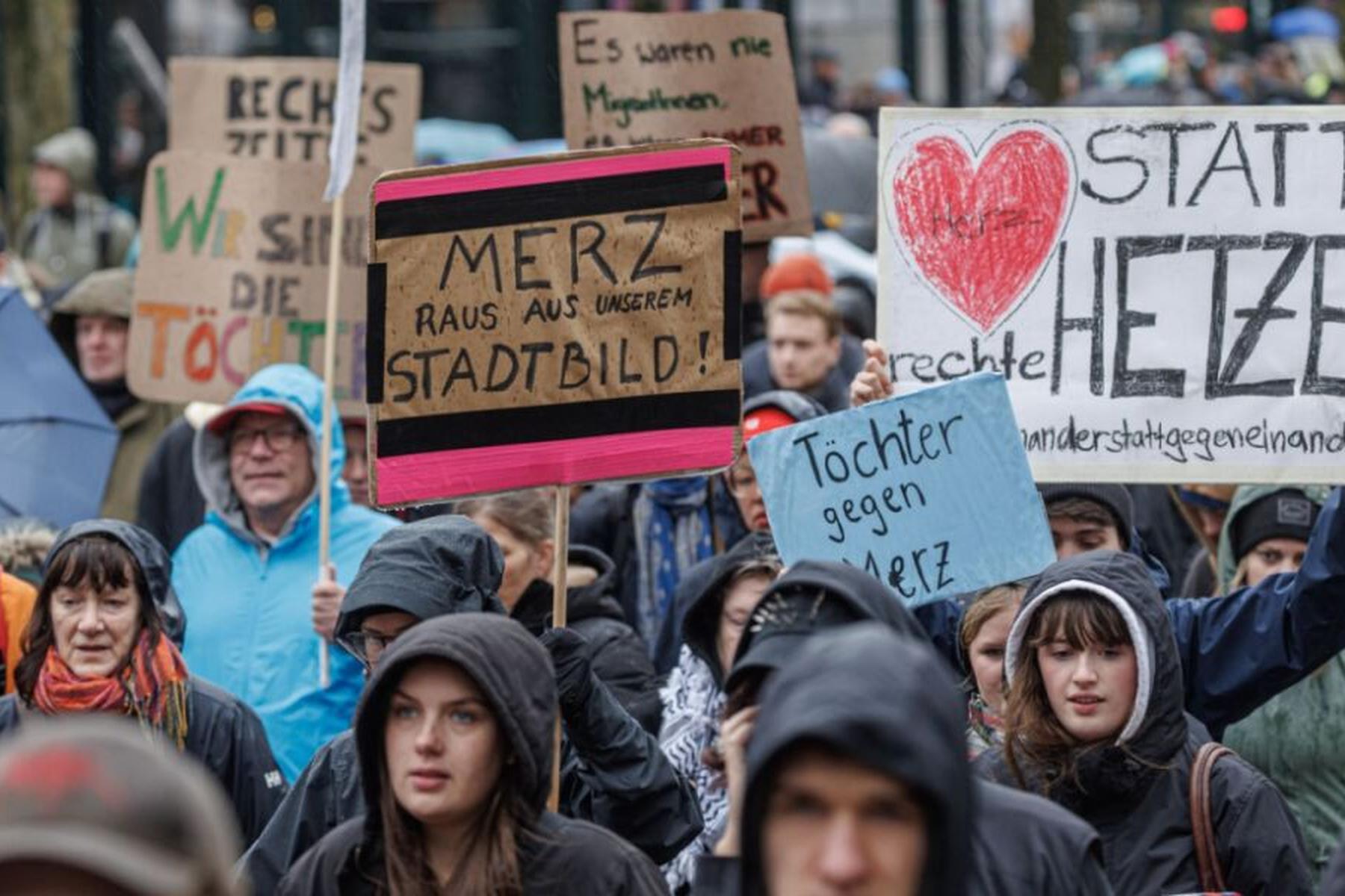 Berlin/Wien: Demos gegen Merz-Äußerung zu Migration in deutschen Städten