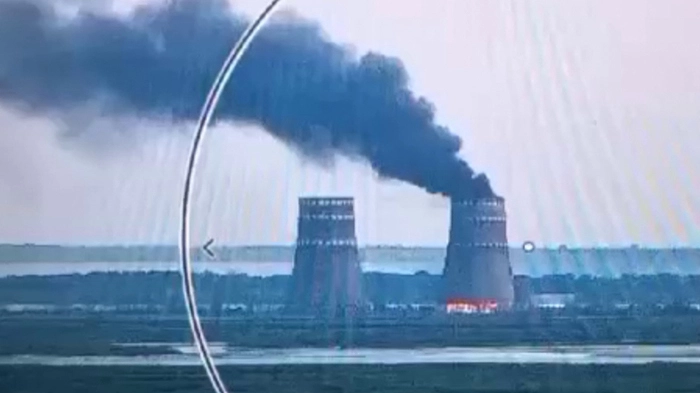 Feuer am Kühlturm des Atomkraftwerks Saporischschja | Feuer am Kühlturm des Atomkraftwerks Saporischschja