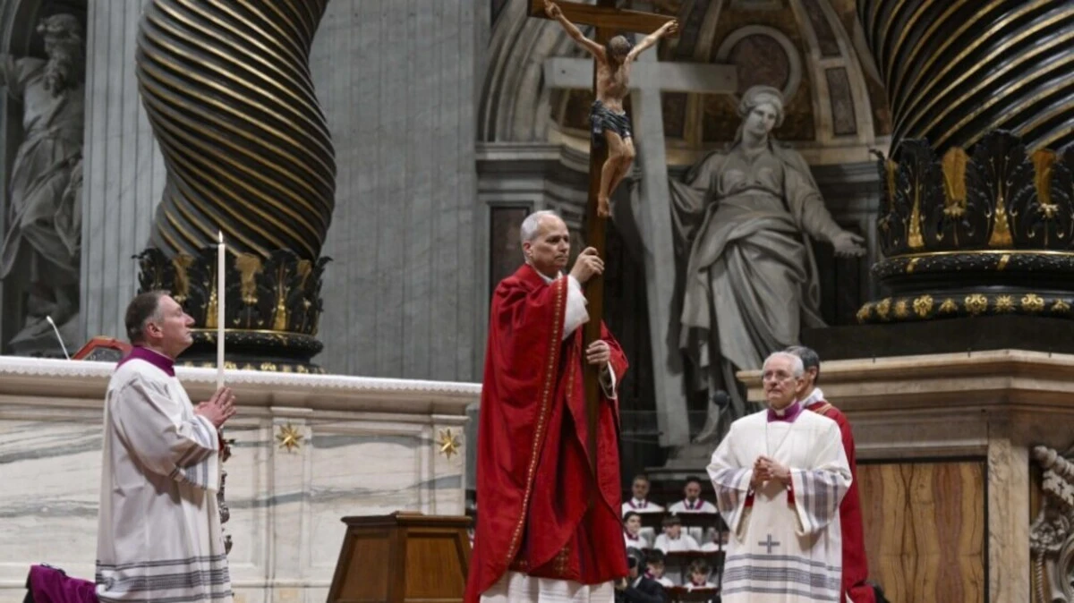 Papst Leo XIV. bei Karfreitagsfeiern im Vatikan | Papst Leo XIV. bei Karfreitagsfeiern im Vatikan