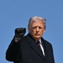 Donald Trump hebt seine rechte Hand und formt sie zu einer Faust.