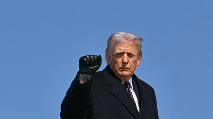 Donald Trump hebt seine rechte Hand und formt sie zu einer Faust.