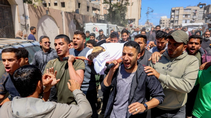 Der Leichnam Azzam al-Hayyas wurde durch die Straßen Gazas getragen | Der Leichnam Azzam al-Hayyas wurde durch die Straßen Gazas getragen