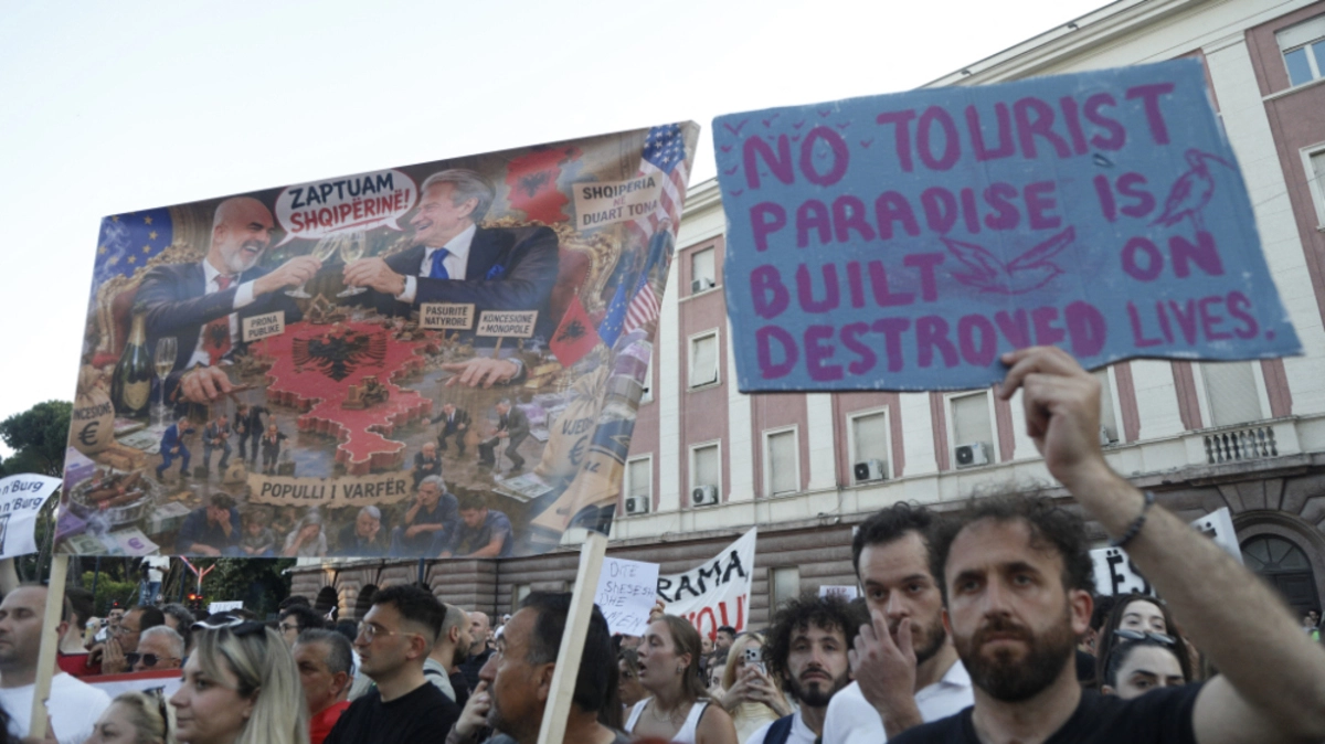 Tausende Menschen demonstrierten gegen Luxus-Resort auf Insel Sazan | Tausende Menschen demonstrierten gegen Luxus-Resort auf Insel Sazan