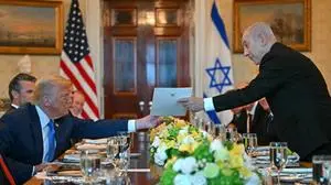 Netanyahu (rechts) überreicht Trump in Washington einen Brief | Netanyahu (rechts) überreicht Trump in Washington einen Brief
