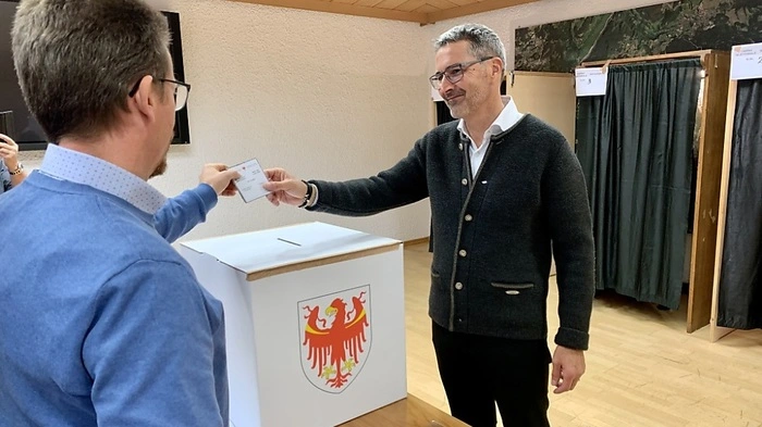 Kompatscher wählte am Vormittag in Völs am Schlern | Kompatscher wählte am Vormittag in Völs am Schlern