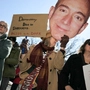 Demonstranten nehmen sich Jeff Bezos vor | Demonstranten nehmen sich Jeff Bezos vor