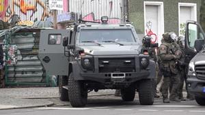 Die Polizisten setzten gepanzerte Fahrzeuge ein | Die Polizisten setzten gepanzerte Fahrzeuge ein