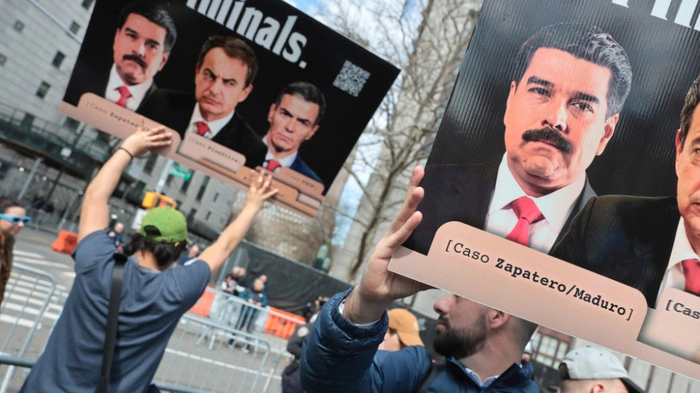 NEW YORK, NEW YORK - MARCH 26: Demonstrators show their support for the arrest of Nicolas Maduro outside of a federal courthouse where the former Venezuelan president is making a court appearance on March 26, 2026 in New York City. Nicolas Maduro and wife Cilia Flores were captured by U.S. military forces in Venezuela and face narco-terrorism, cocaine trafficking, and weapons charges. Spencer Platt/Getty Images/AFP (Photo by SPENCER PLATT / GETTY IMAGES NORTH AMERICA / Getty Images via AFP)