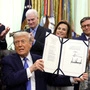 US-Präsident Donald Trump zeigt  "Secure America"-Gesetz | US-Präsident Donald Trump zeigt  "Secure America"-Gesetz