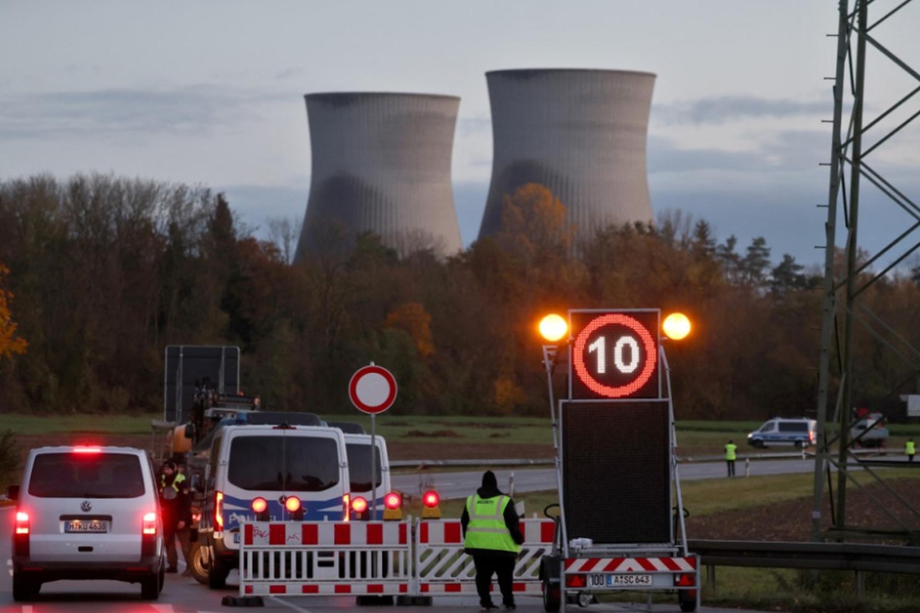 München (Bayern): Kühltürme von deutschem AKW Gundremmingen gesprengt