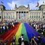 Viele Regenbogenfahnen VOR dem Bundestagsgebäude | Viele Regenbogenfahnen VOR dem Bundestagsgebäude