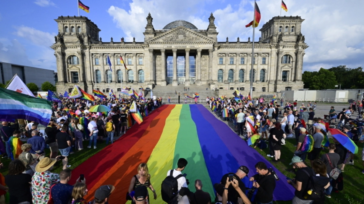 Viele Regenbogenfahnen VOR dem Bundestagsgebäude | Viele Regenbogenfahnen VOR dem Bundestagsgebäude