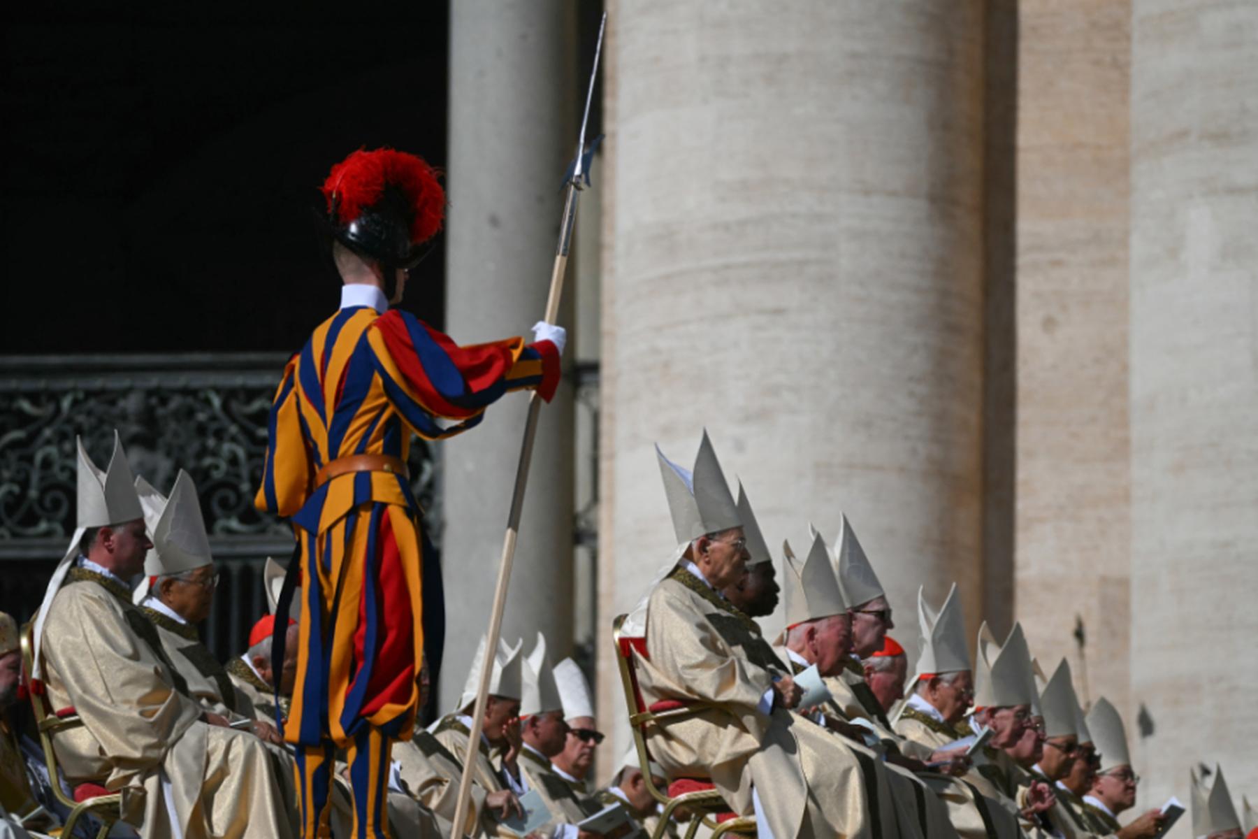 Vatikanstadt/Rom: Papst zelebriert doppelte Heiligsprechung im Vatikan
