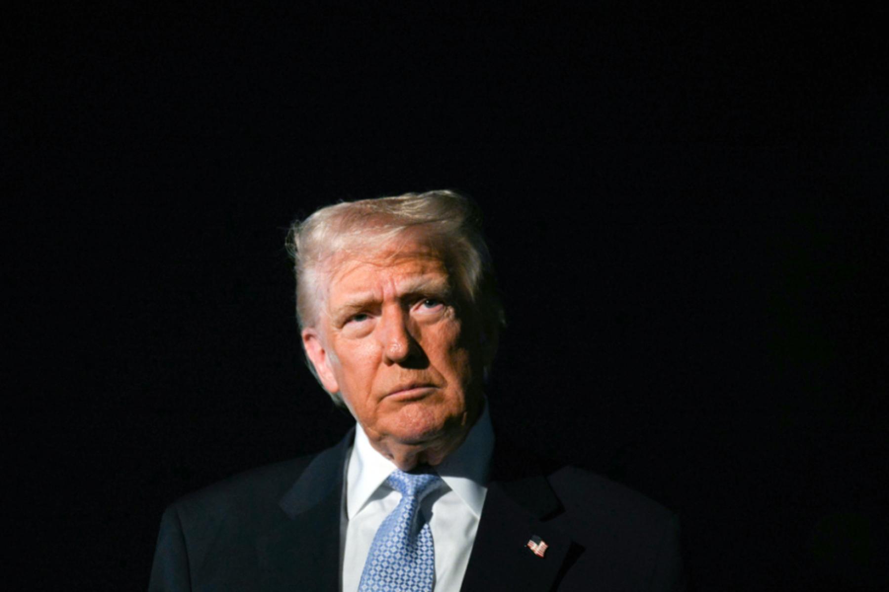 Trump načrtuje srečanje z Mamdanijem in brani Carlsona zaradi intervjuja z aktivistom, znanim po antisemitizmu