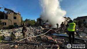 Zerstörungen in Charkiw | Die Gefechte finden derzeit knapp 50 Kilometer entfernt von Charkiw statt. Die Stadt wird aber fast täglich von russischen Raketen getroffen