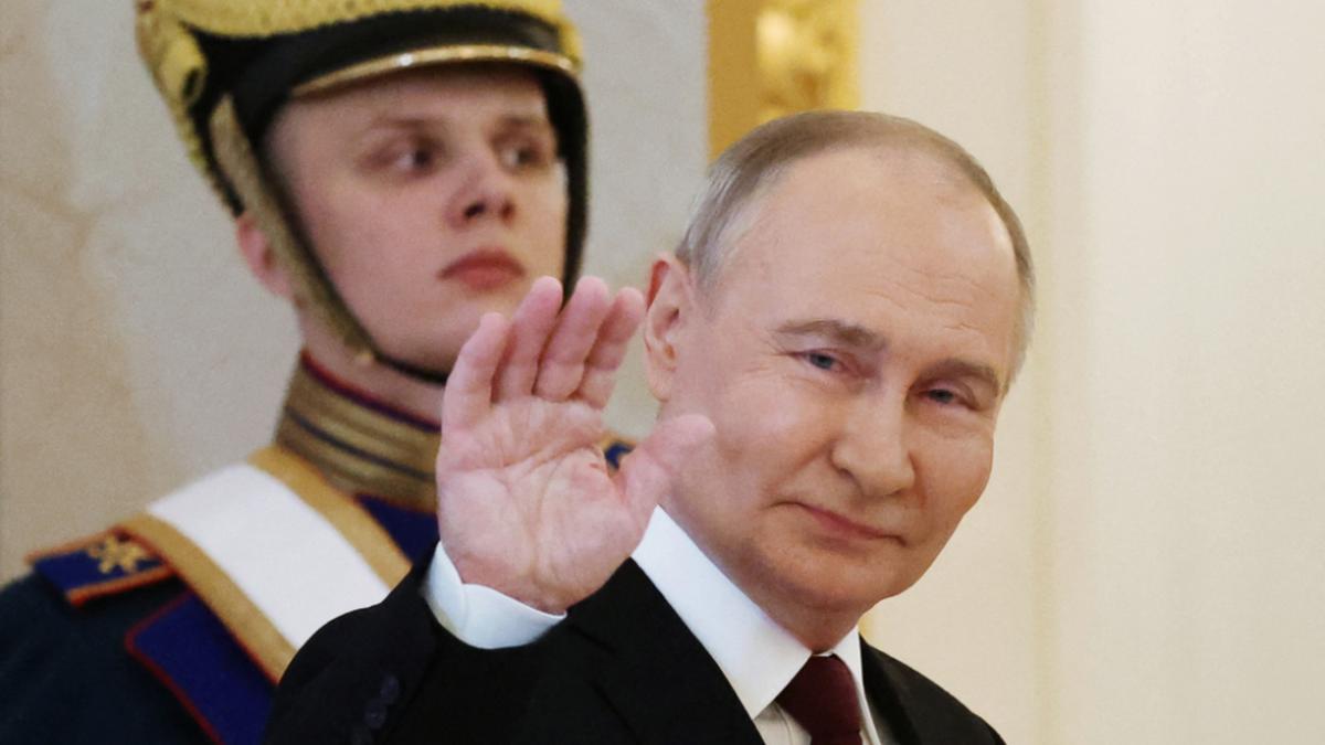 Putin winkt in die Kamera | Putin winkt in die Kamera