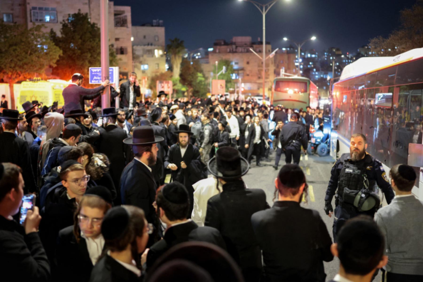 Jerusalem: Bus überrollt bei Massenprotest in Jerusalem Menschen