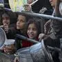 Kinder warten mit leeren Töpfen bei einer Essensausgabe in Rafah | Kinder warten mit leeren Töpfen bei einer Essensausgabe in Rafah