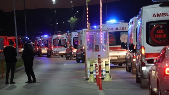 Rettungskräfte vor dem Anschlagsgelände | Rettungskräfte vor dem Anschlagsgelände