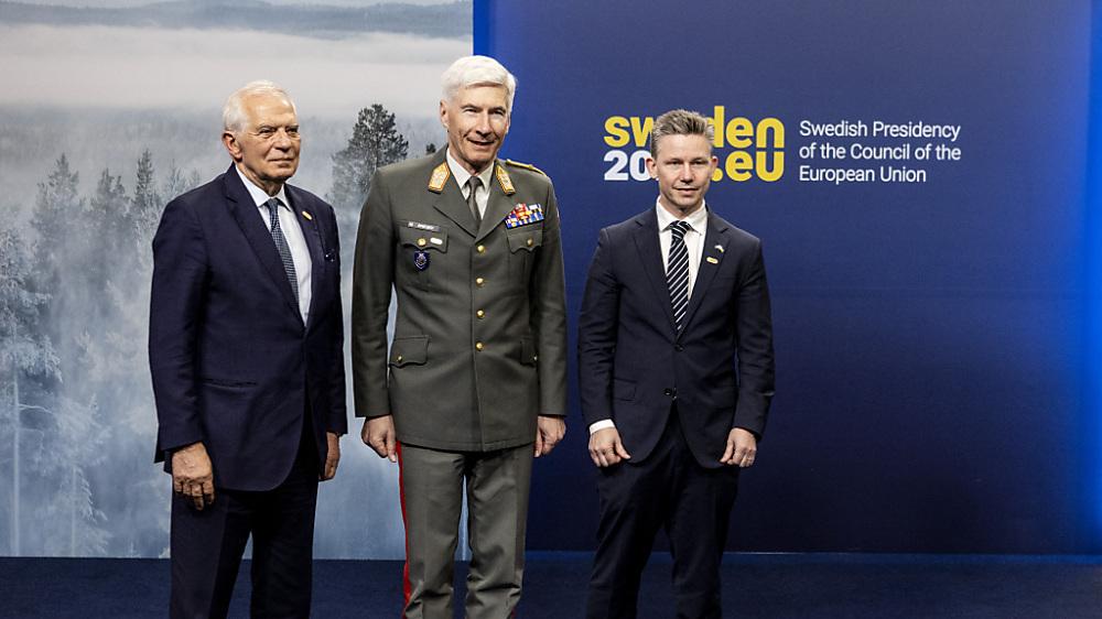 Vorwürfe von den Grünen: Robert Brieger, flankiert vom Hohen Außenbeauftragten Josep Borrell und dem schwedischen Verteidigungsminister Pal Jonson