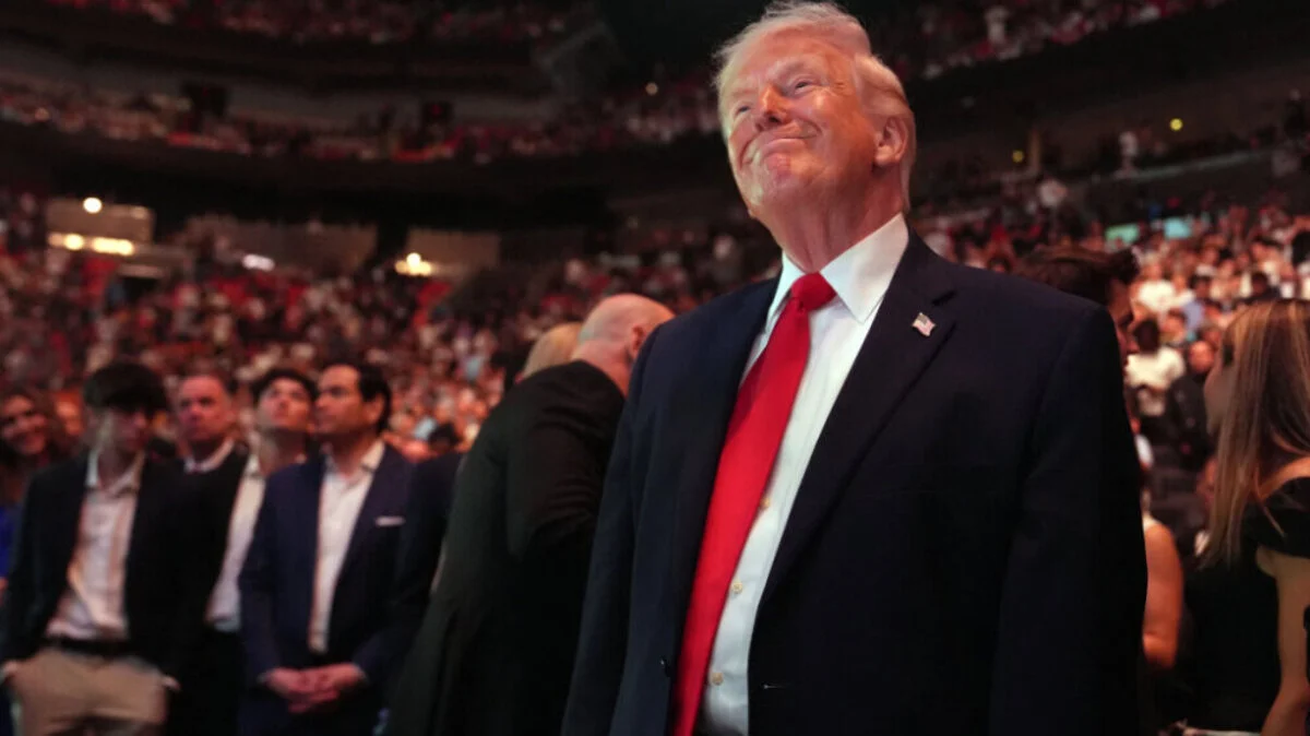 Trump lässt an seinem Geburtstag Kämpfer einander in die Goschen hauen | Trump lässt an seinem Geburtstag Kämpfer einander in die Goschen hauen