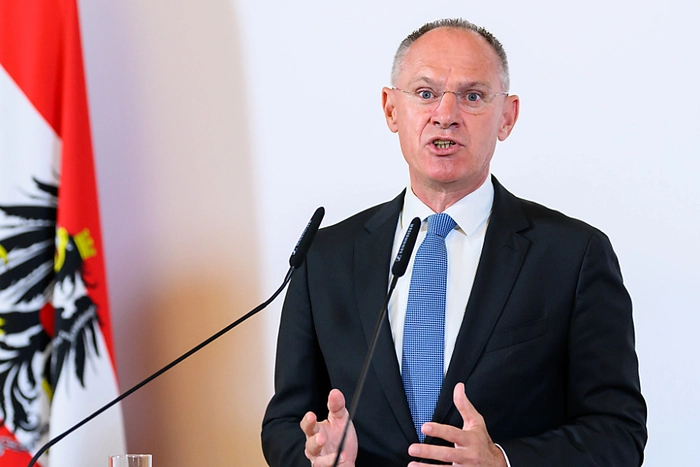 Innenminister Gerhard Karner (ÖVP) wird einige Tage in der Schweiz verbringen „und den einen oder anderen Tag zu Hause“. 

Wirtschaftsminister Martin Kocher (ÖVP) plant, im Sommer „einige aktive Tage“ mit seiner Frau zu verbringen. Dabei stehe nicht nur die Erholung im Vordergrund, sondern vielmehr gemeinsame Unternehmungen und sportliche Aktivitäten.