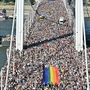 Menschenmassen auf der Elisabethbrücke bei Budapest Pride | Menschenmassen auf der Elisabethbrücke bei Budapest Pride