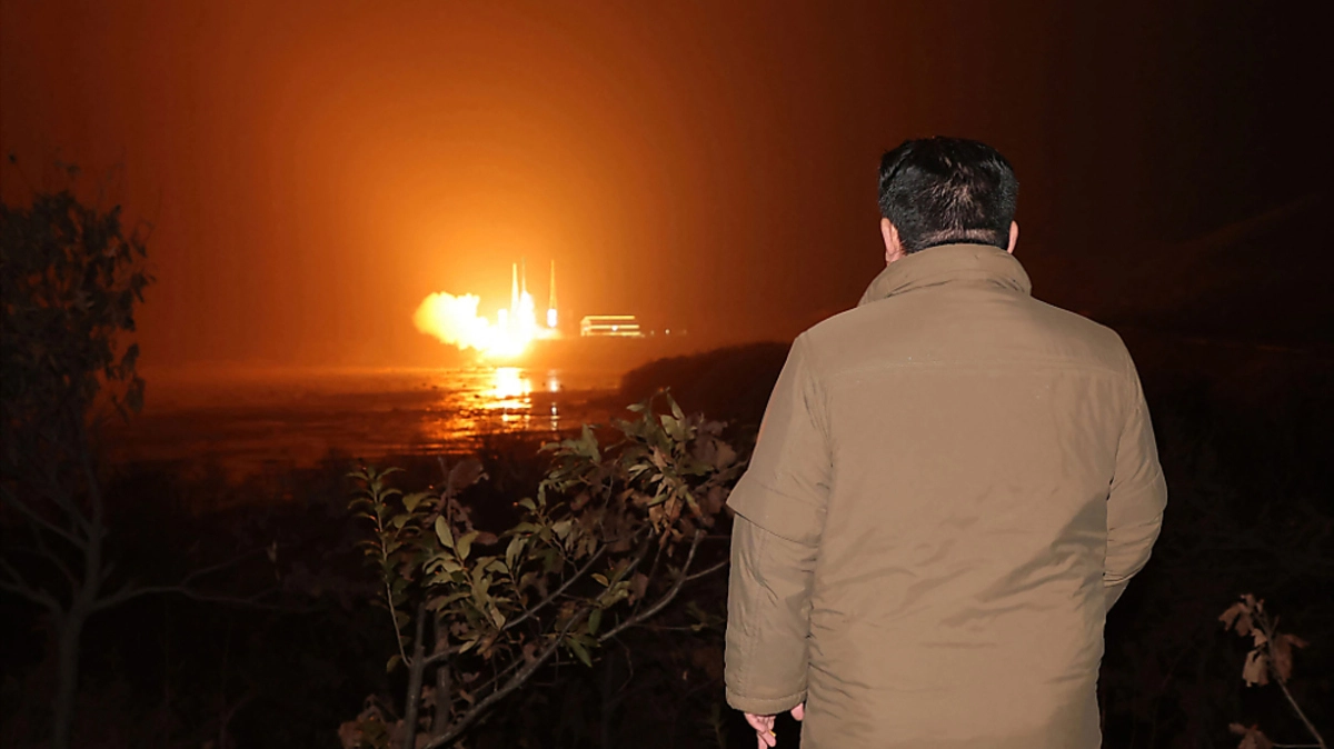 Nordkoreas Diktator Kim betrachtet den Raketenstart | Nordkoreas Diktator Kim betrachtet den Raketenstart